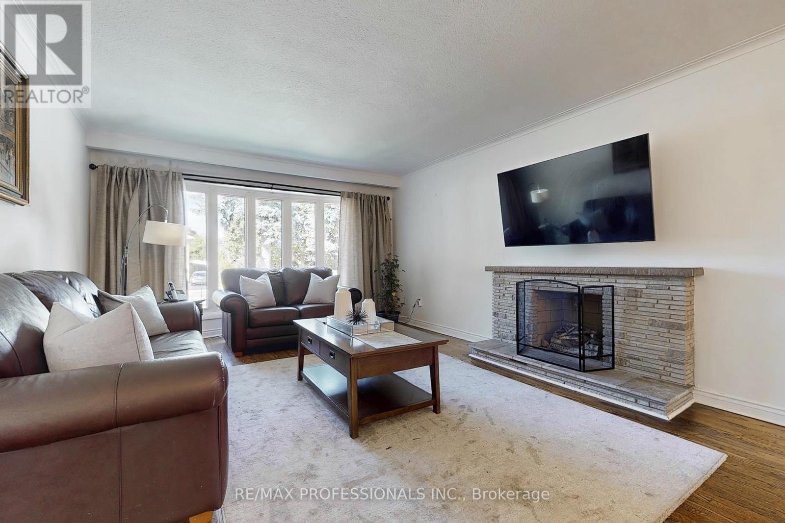 3 Hartsdale Drive, Toronto, Ontario  M9R 2S1 - Photo 5 - W12376746