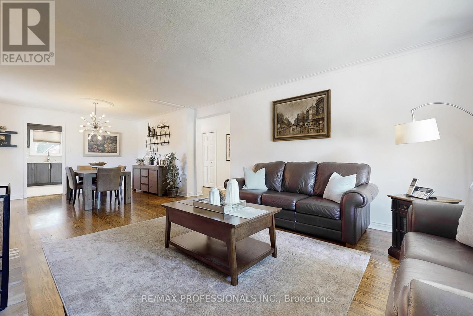 3 Hartsdale Drive, Toronto, Ontario  M9R 2S1 - Photo 6 - W12376746