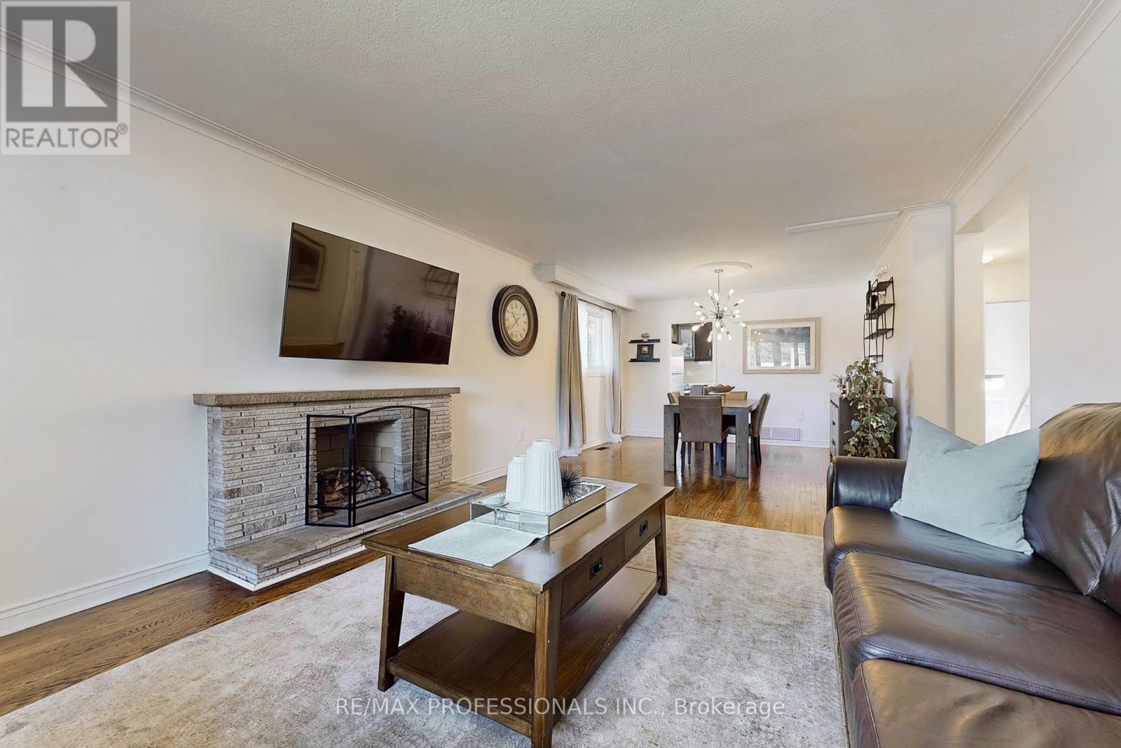 3 Hartsdale Drive, Toronto, Ontario  M9R 2S1 - Photo 7 - W12376746
