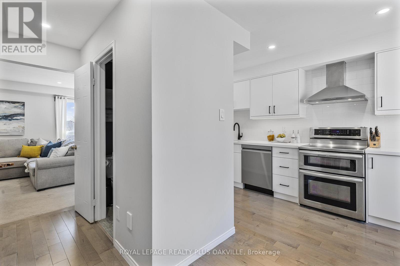 34 - 2272 Mowat Avenue, Oakville (Ro River Oaks), Ontario  L6H 5L8 - Photo 6 - W12376793