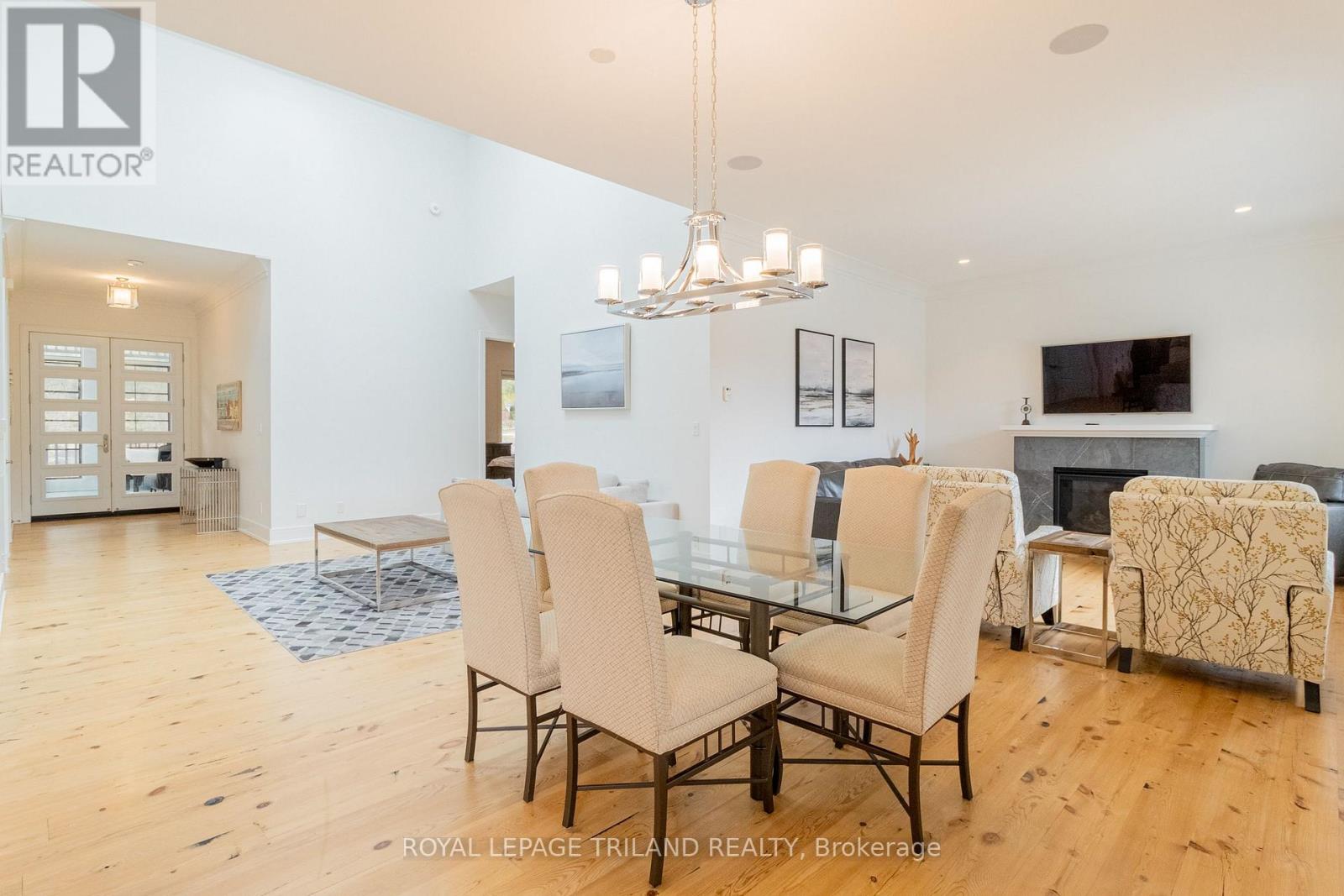 10099 Jennison Crescent, Lambton Shores, Ontario  N0M 1T0 - Photo 18 - X12377043