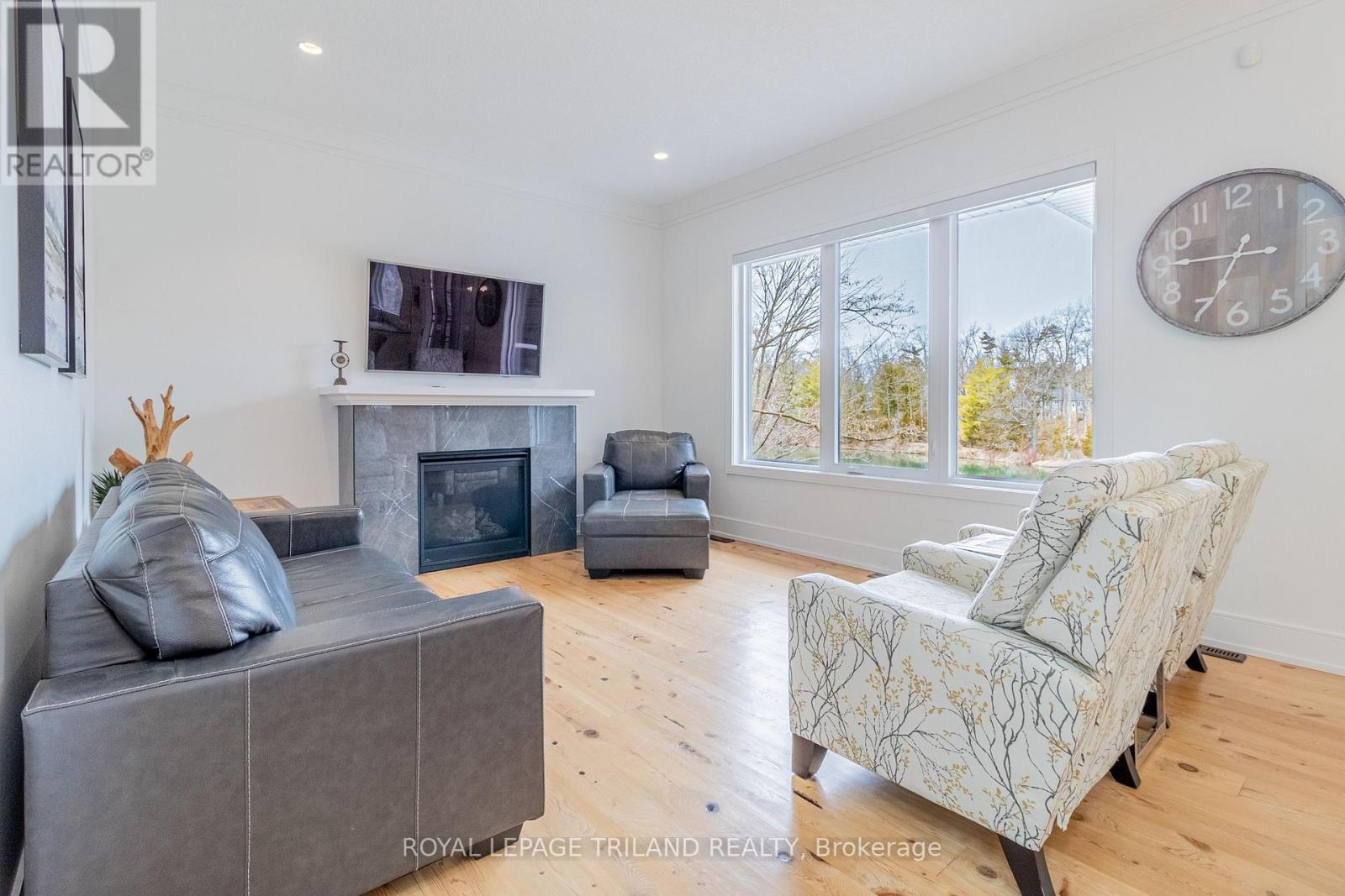 10099 Jennison Crescent, Lambton Shores, Ontario  N0M 1T0 - Photo 19 - X12377043