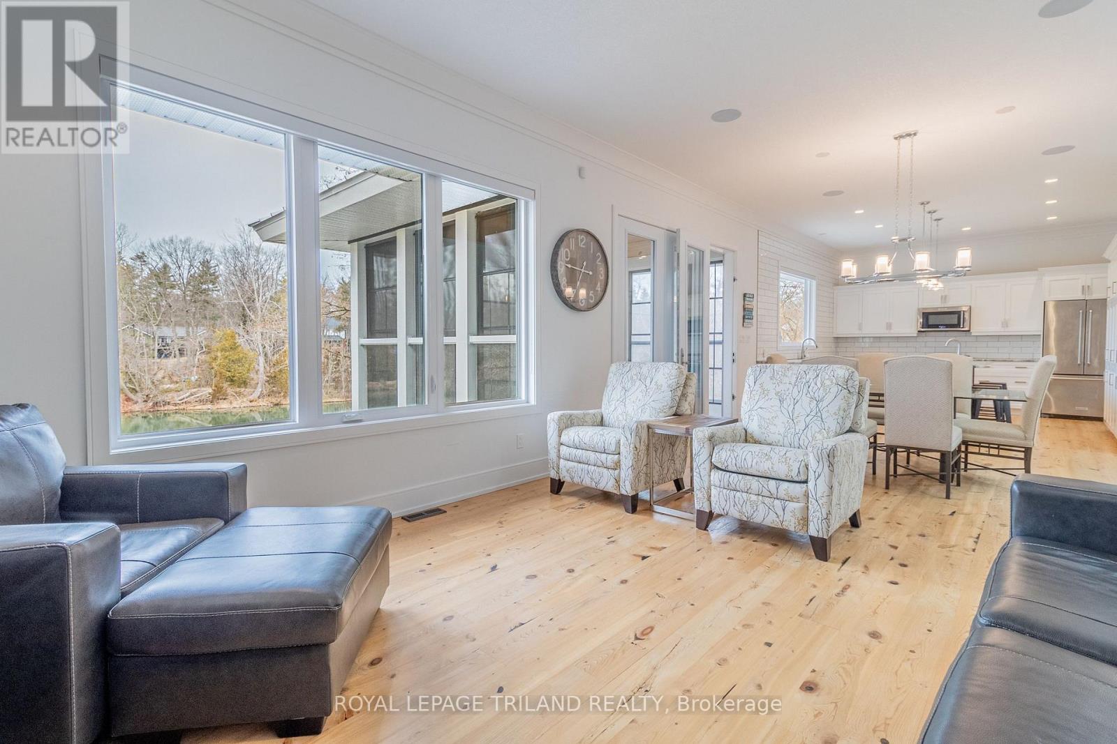 10099 Jennison Crescent, Lambton Shores, Ontario  N0M 1T0 - Photo 20 - X12377043