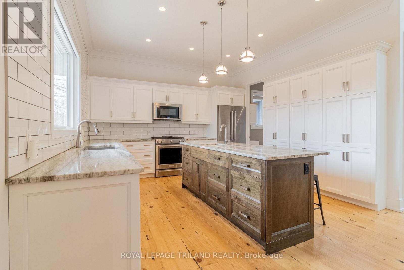 10099 Jennison Crescent, Lambton Shores, Ontario  N0M 1T0 - Photo 21 - X12377043