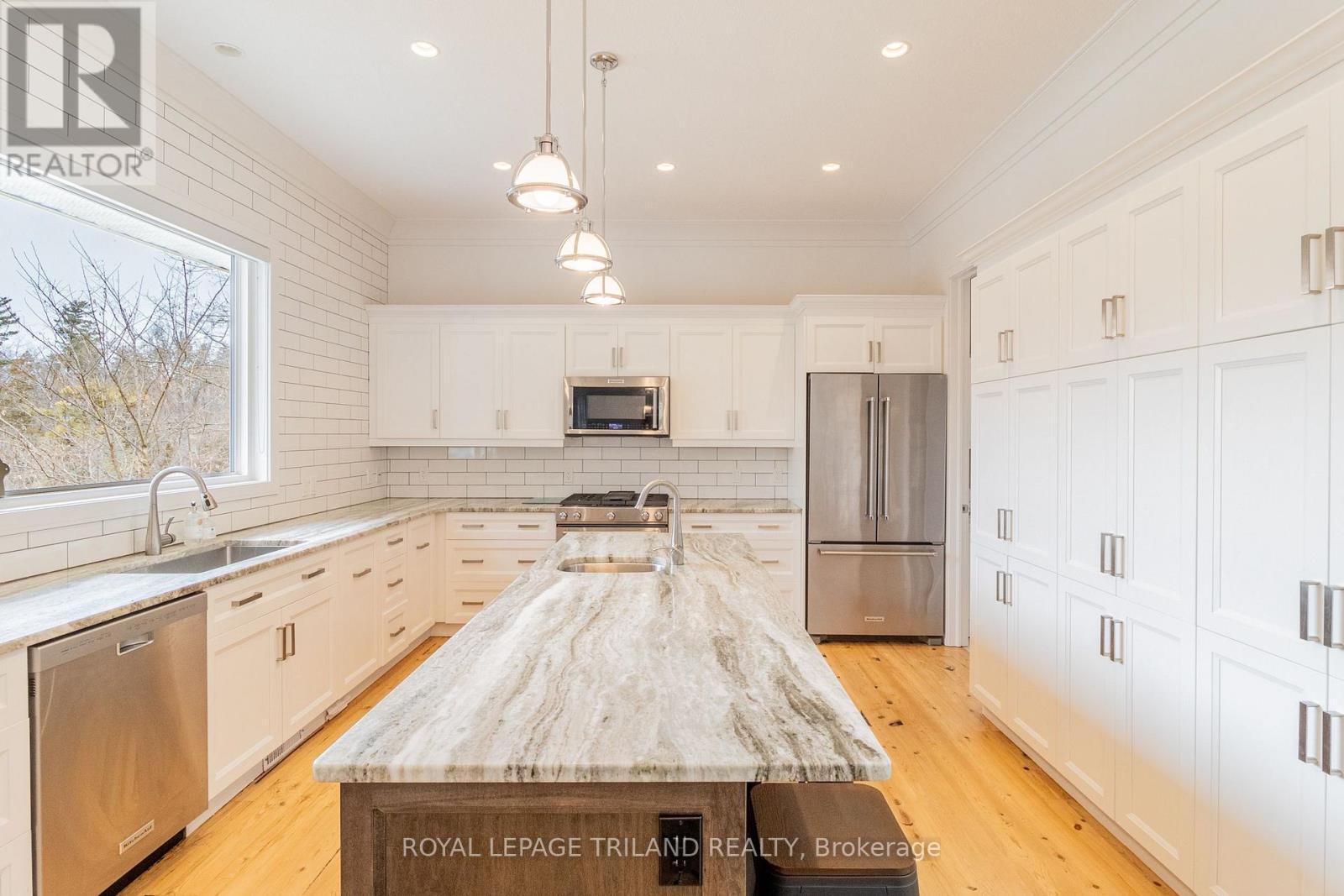 10099 Jennison Crescent, Lambton Shores, Ontario  N0M 1T0 - Photo 22 - X12377043
