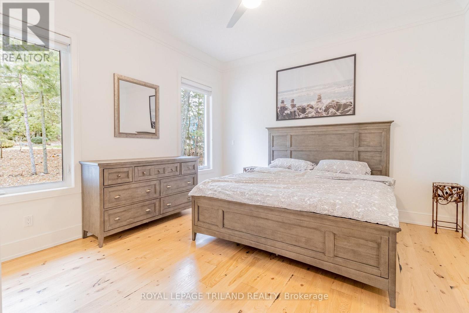 10099 Jennison Crescent, Lambton Shores, Ontario  N0M 1T0 - Photo 26 - X12377043
