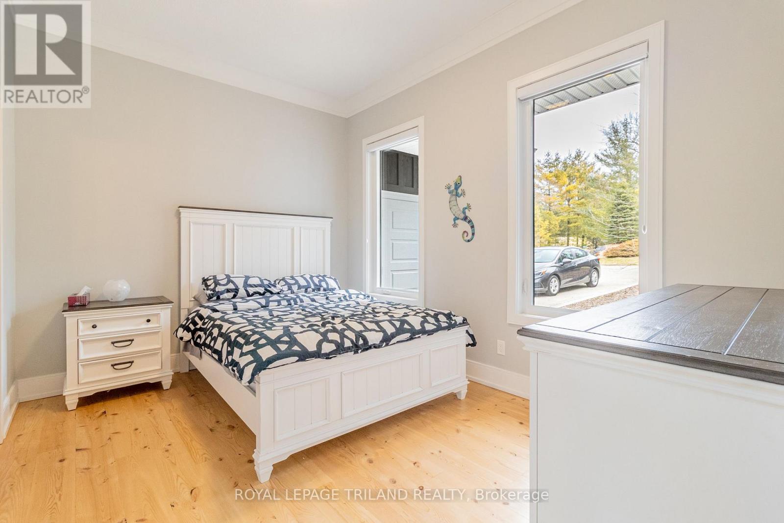 10099 Jennison Crescent, Lambton Shores, Ontario  N0M 1T0 - Photo 30 - X12377043