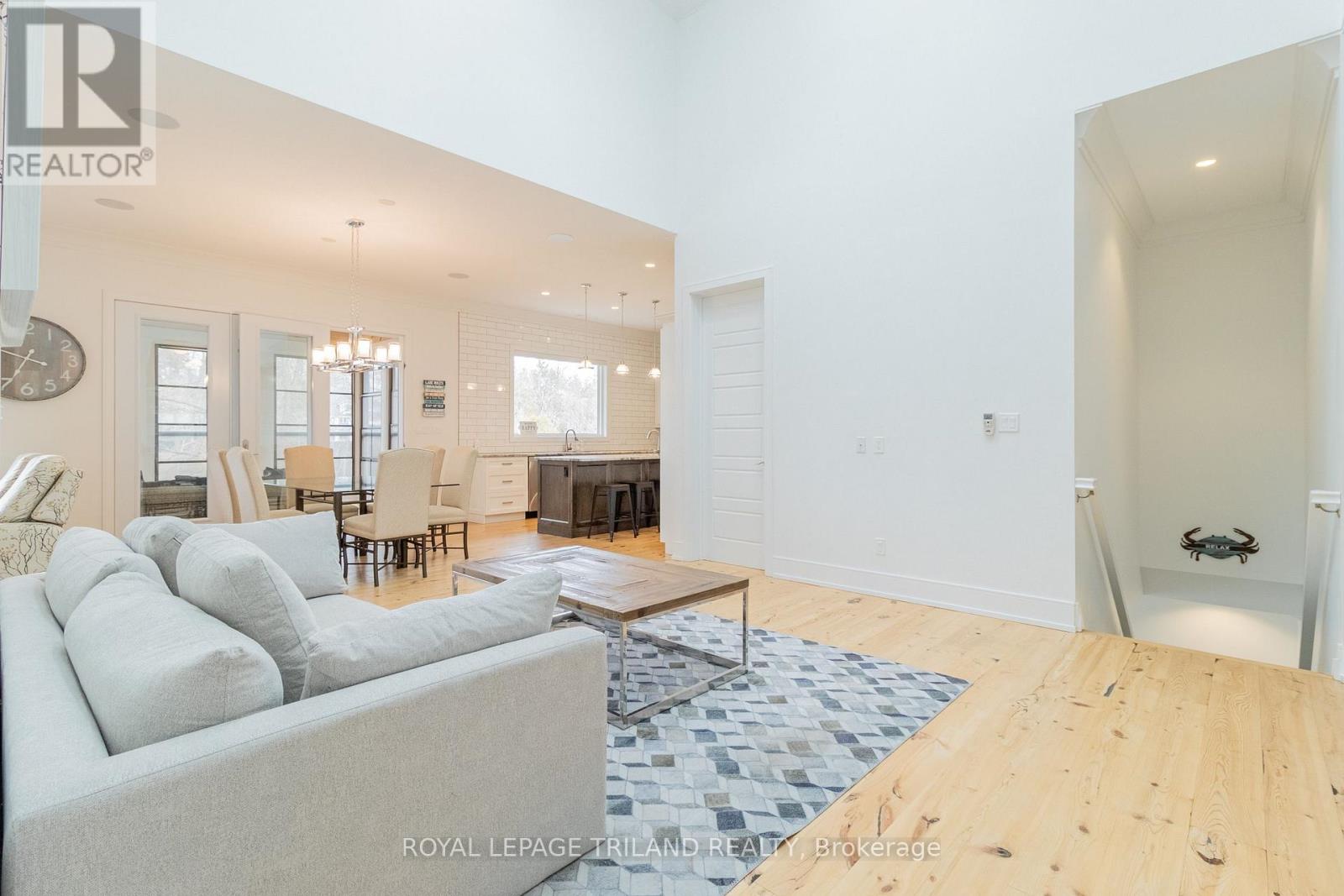 10099 Jennison Crescent, Lambton Shores, Ontario  N0M 1T0 - Photo 32 - X12377043