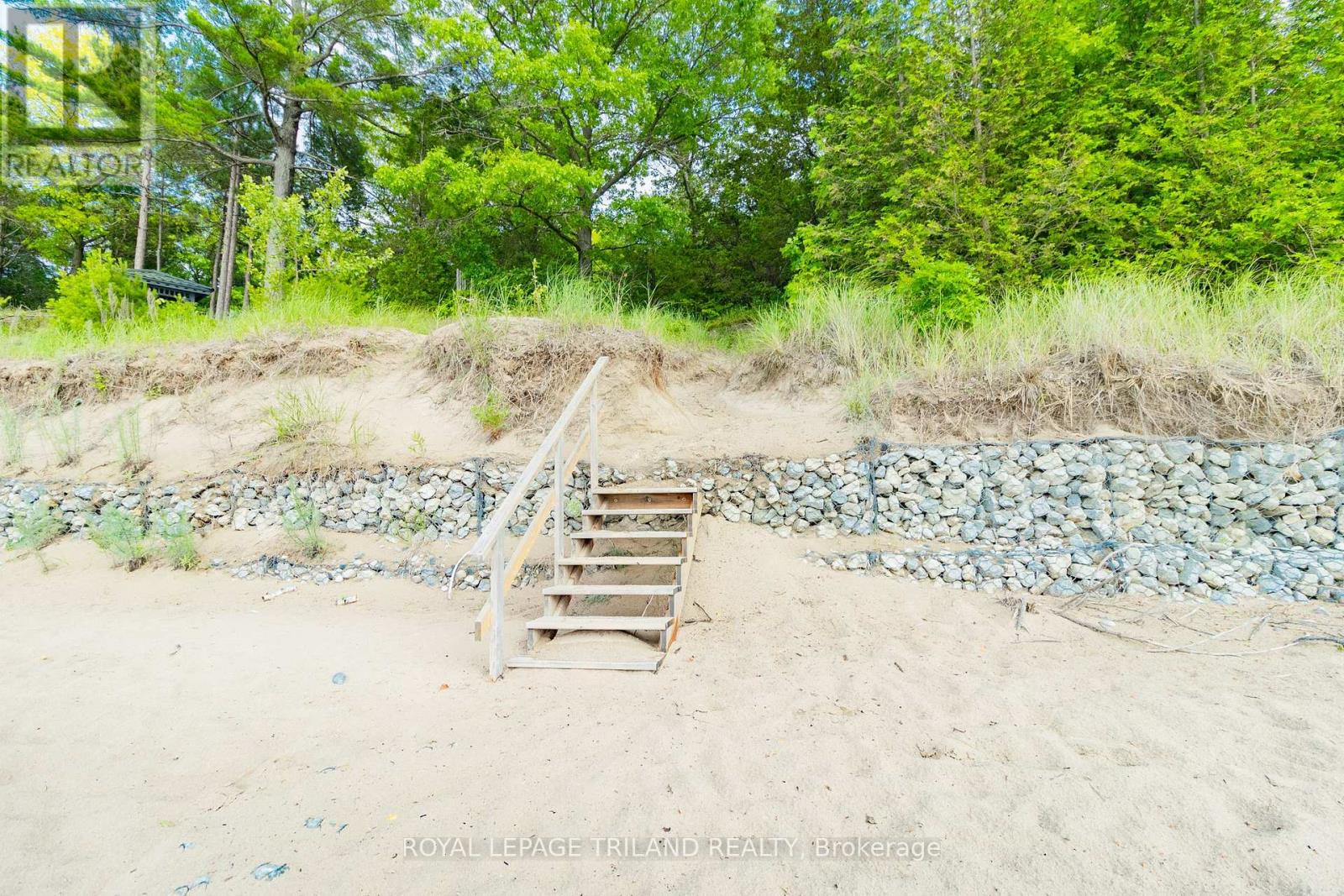 10099 Jennison Crescent, Lambton Shores, Ontario  N0M 1T0 - Photo 5 - X12377043