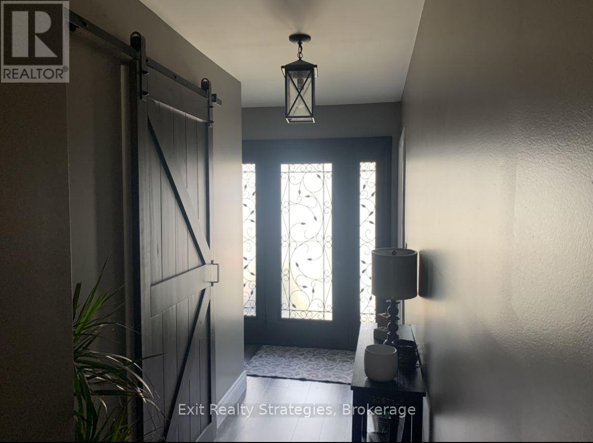 65 Tuxedo Avenue N, Hamilton, Ontario  L8H 4P6 - Photo 2 - X12377066