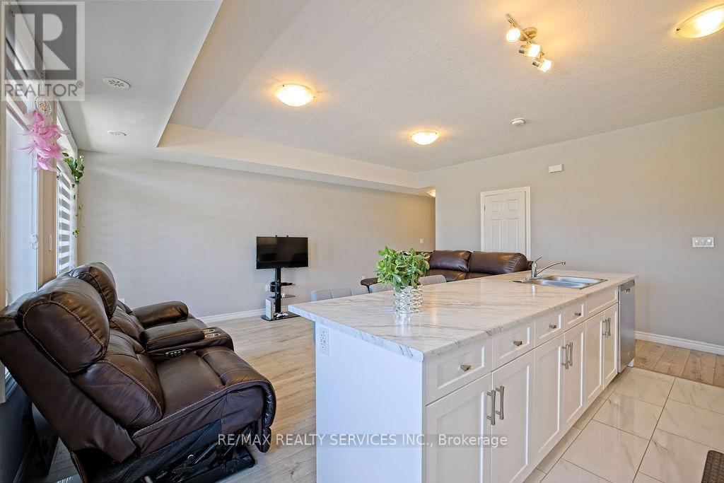 174 Wheat Lane, Kitchener, Ontario  N2R 0R6 - Photo 7 - X12376739