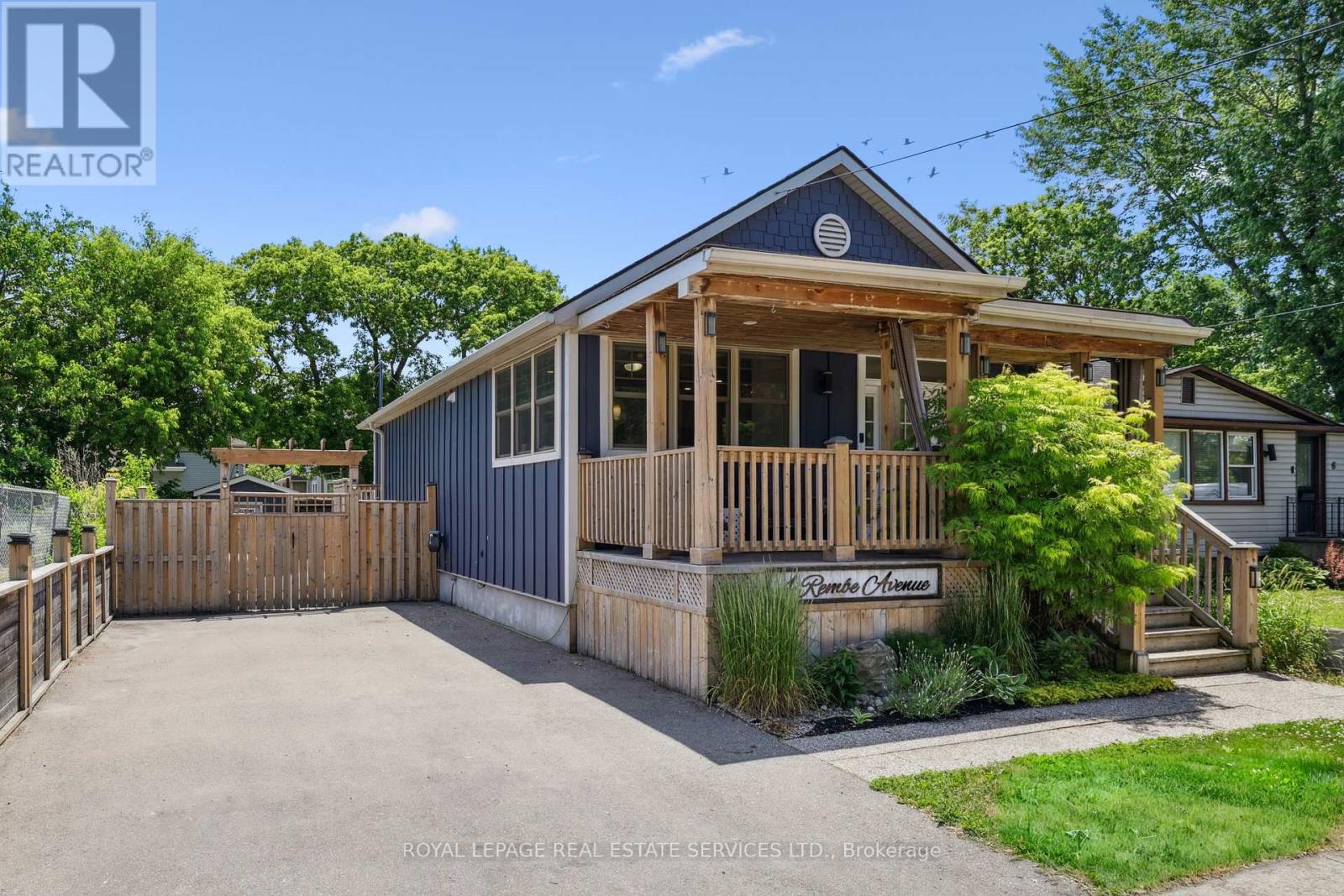 4 Rembe Avenue, Hamilton, Ontario  L8H 7G6 - Photo 2 - X12376800