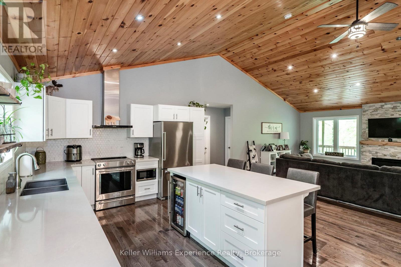 27 Meadows Avenue, Tay, Ontario  L0K 1E0 - Photo 9 - S12377000