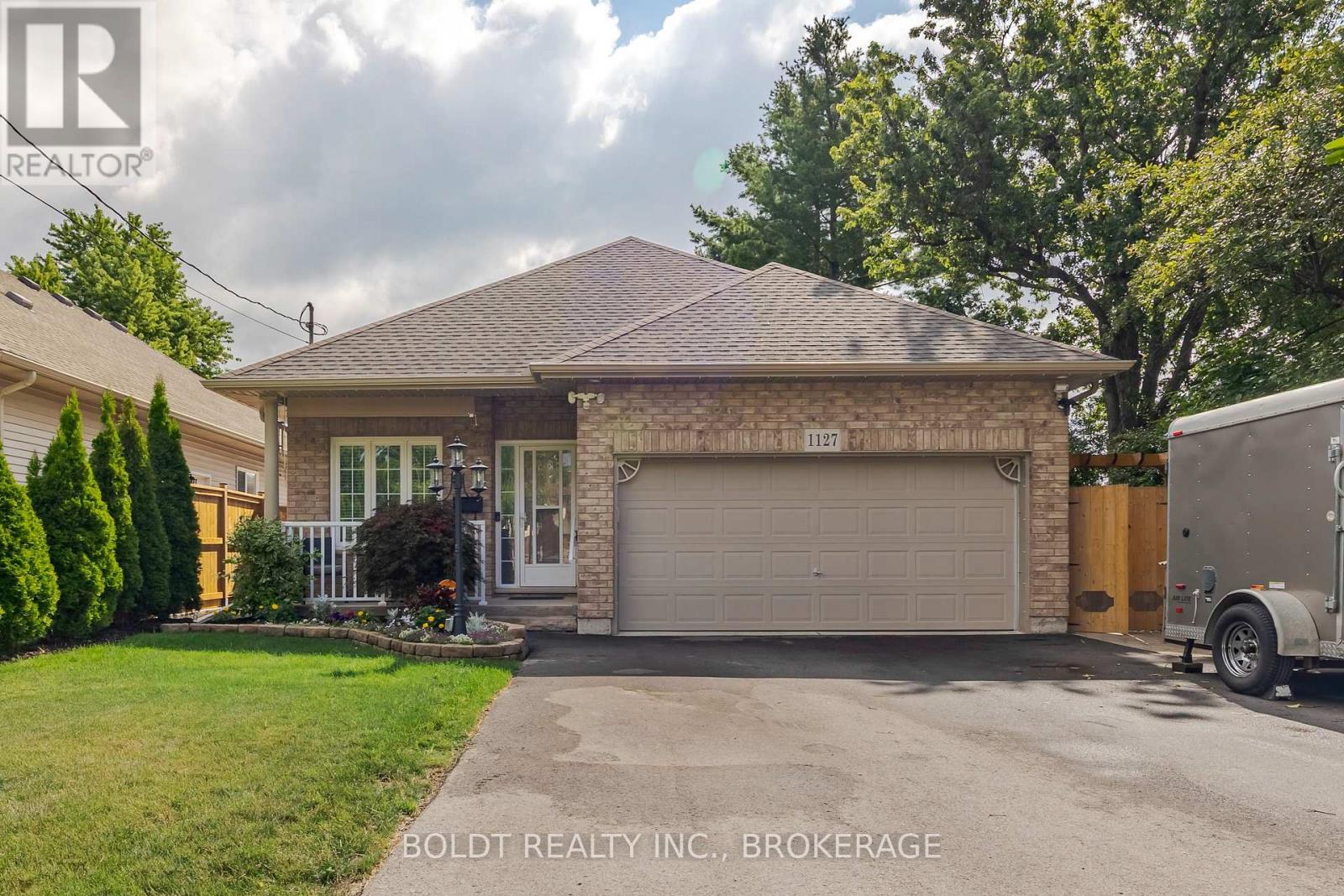 1127 Pelham Street, Pelham, Ontario  L3C 3E4 - Photo 1 - X12377174