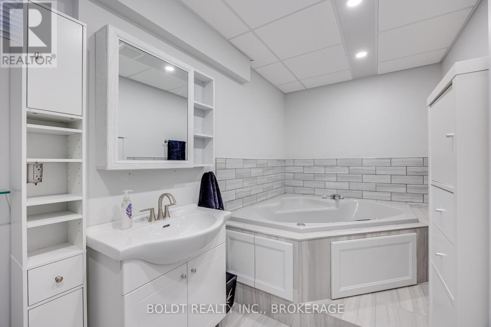 1127 Pelham Street, Pelham, Ontario  L3C 3E4 - Photo 23 - X12377174