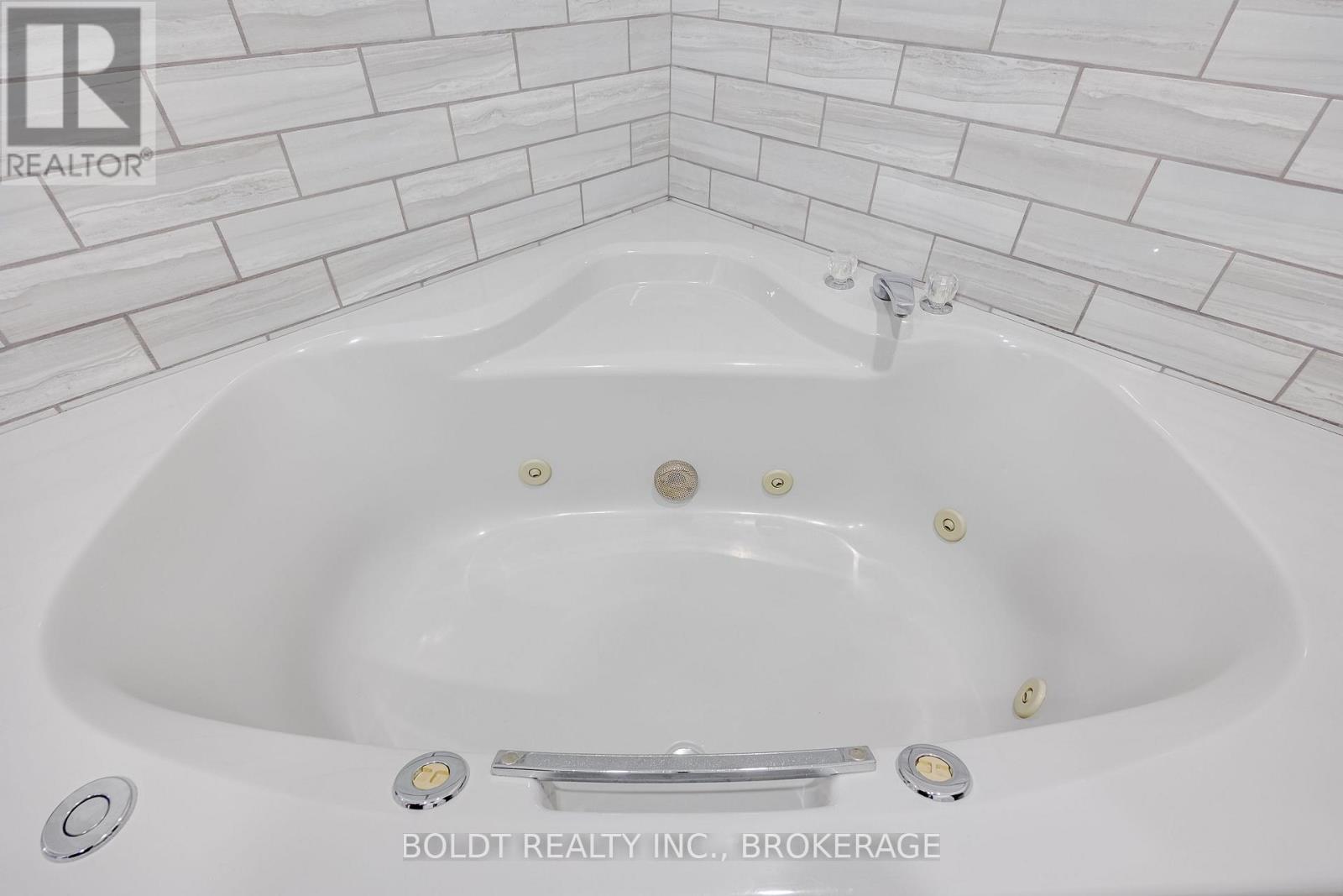 1127 Pelham Street, Pelham, Ontario  L3C 3E4 - Photo 24 - X12377174