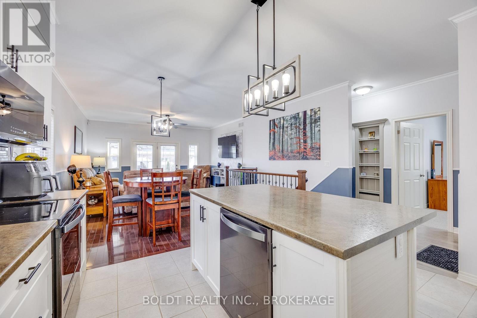 1127 Pelham Street, Pelham, Ontario  L3C 3E4 - Photo 6 - X12377174
