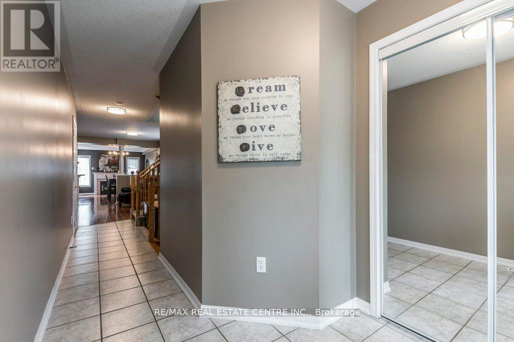 46 Livingston Road, Milton, Ontario  L9T 6B7 - Photo 5 - W12376874