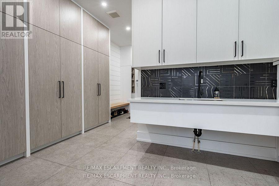 86 Valleyview Drive, Hamilton, Ontario  L9G 2A5 - Photo 18 - X12376945