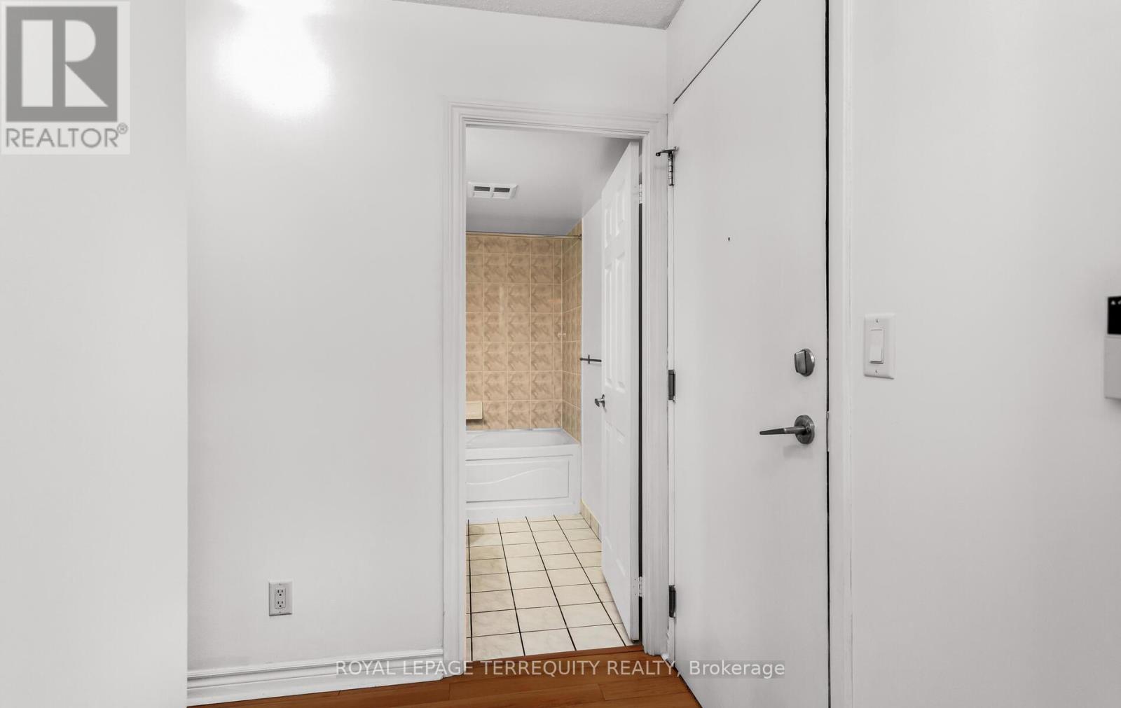 2828 - 3888 Duke Of York Boulevard, Mississauga, Ontario  L5B 4P5 - Photo 23 - W12373985