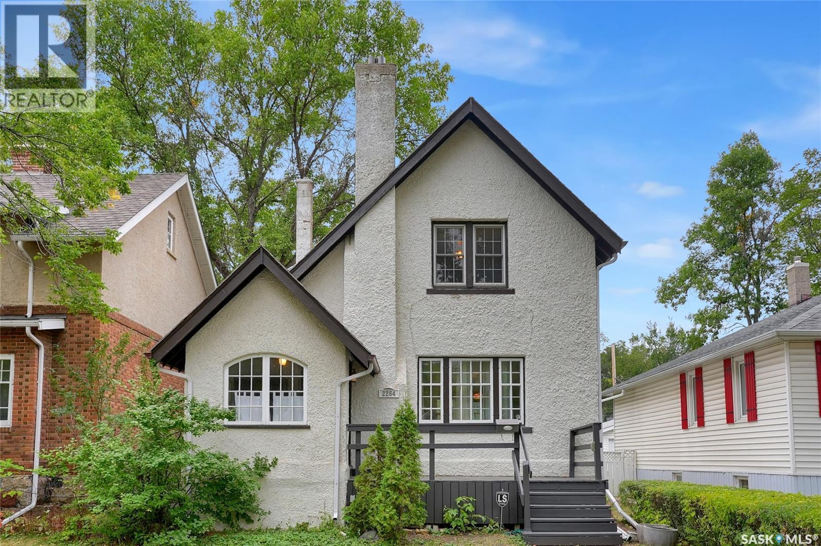 Property at 2264 Elphinstone STREET image 1