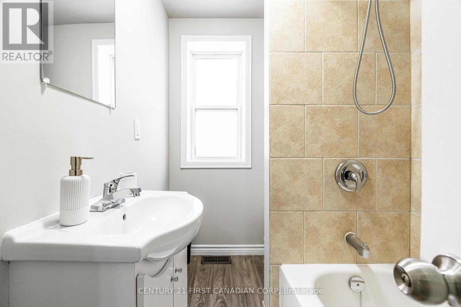 302 Egerton Street, London East, Ontario  N5Z 2G7 - Photo 7 - X12377252