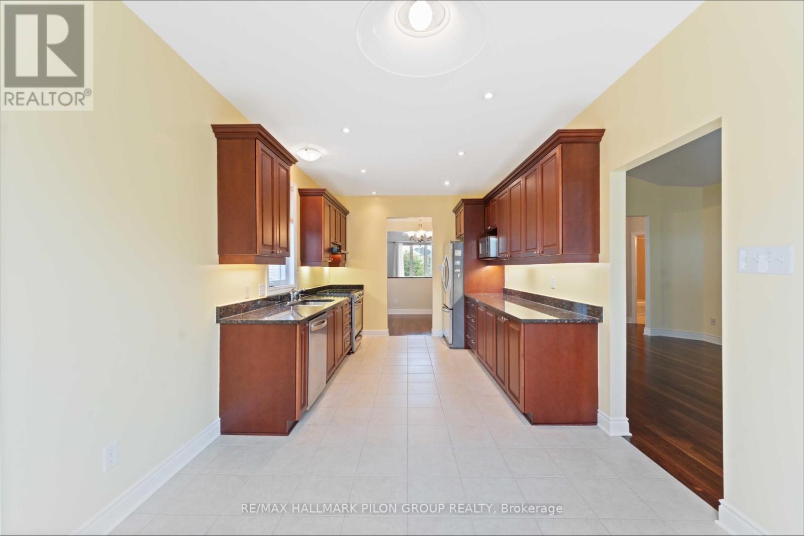 188 Whispering Winds Way, Ottawa, Ontario  K1W 0B5 - Photo 3 - X12377297