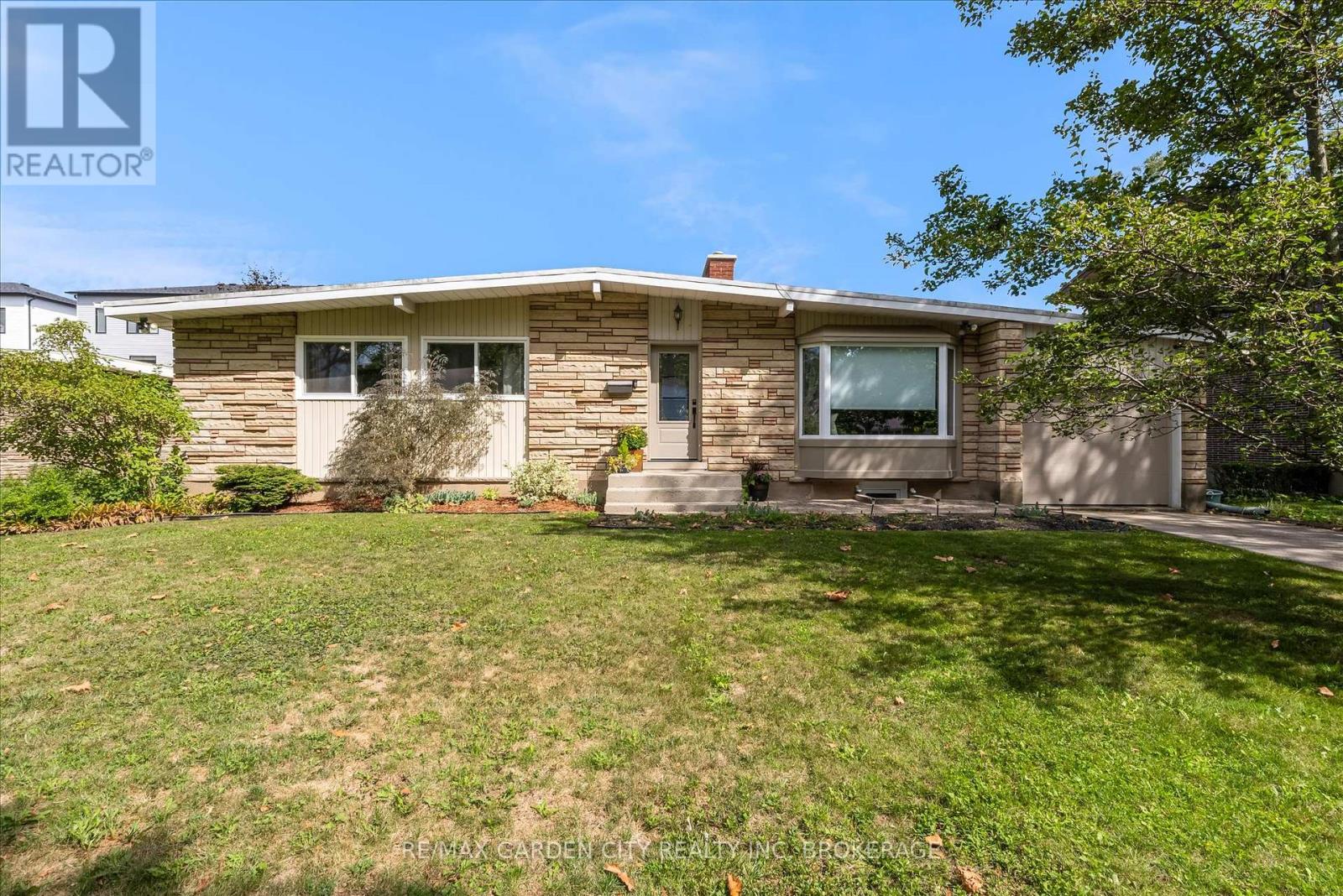 15 JASMIN CRESCENT, St. Catharines, Ontario