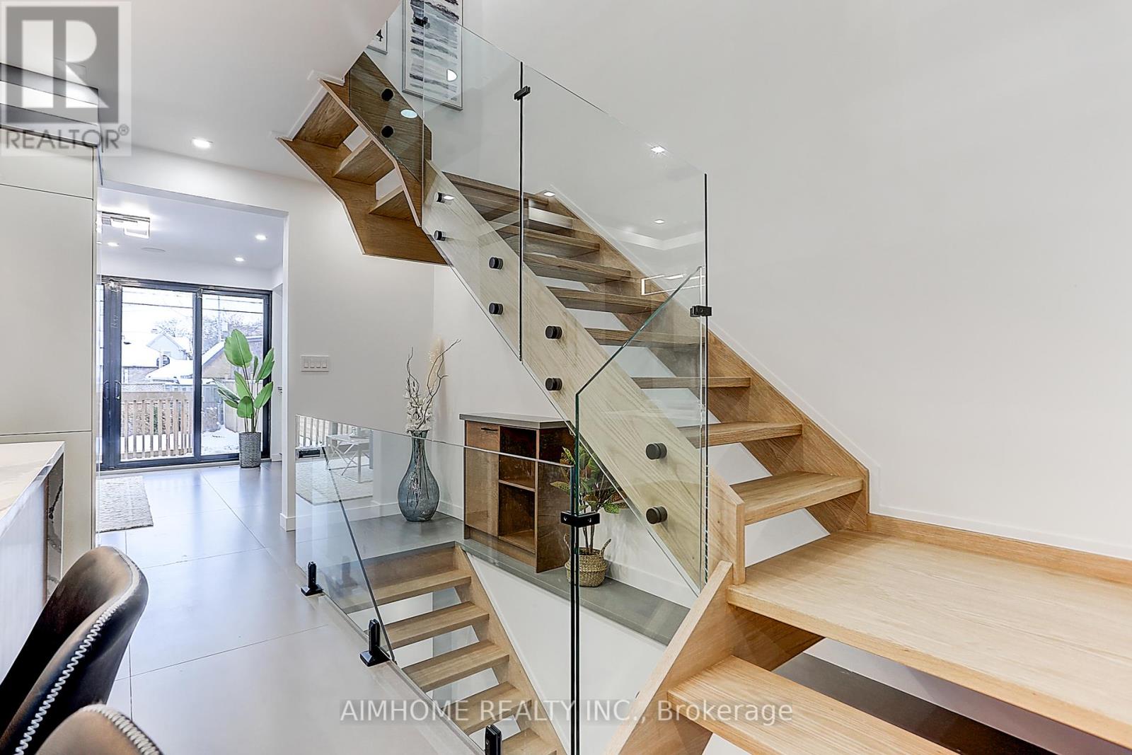 Room 1 - 15 Holborne Avenue, Toronto, Ontario  M4C 2P8 - Photo 18 - E12377193