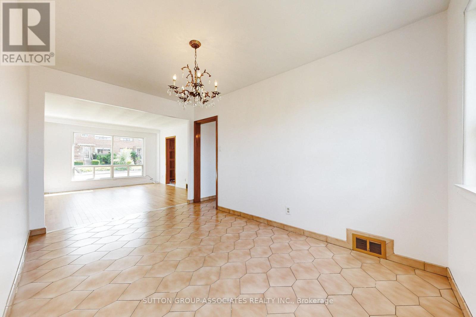 22 Woodenhill Court, Toronto, Ontario  M6M 1K9 - Photo 11 - W12376984