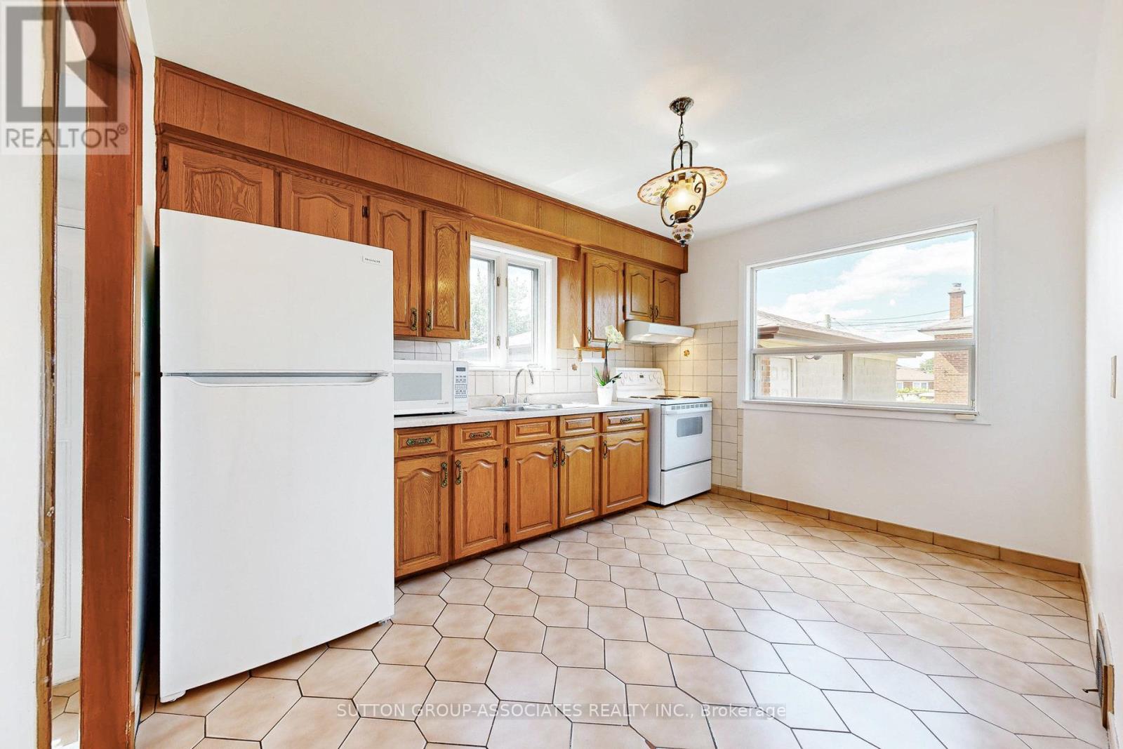 22 Woodenhill Court, Toronto, Ontario  M6M 1K9 - Photo 12 - W12376984