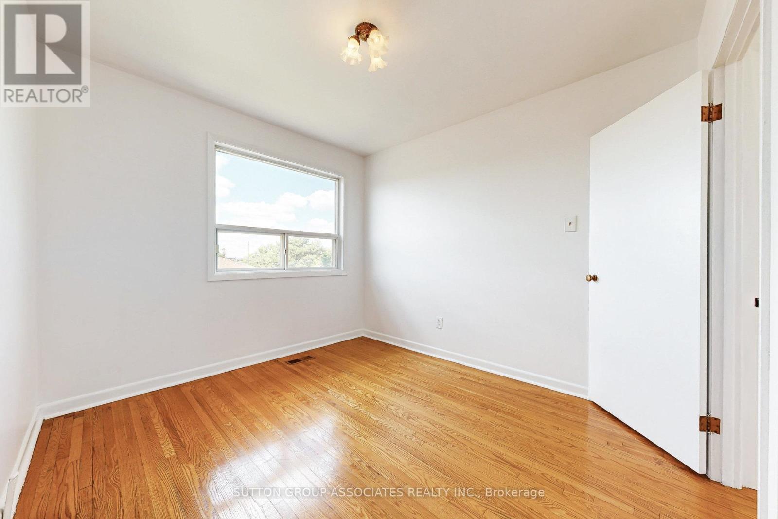 22 Woodenhill Court, Toronto, Ontario  M6M 1K9 - Photo 16 - W12376984