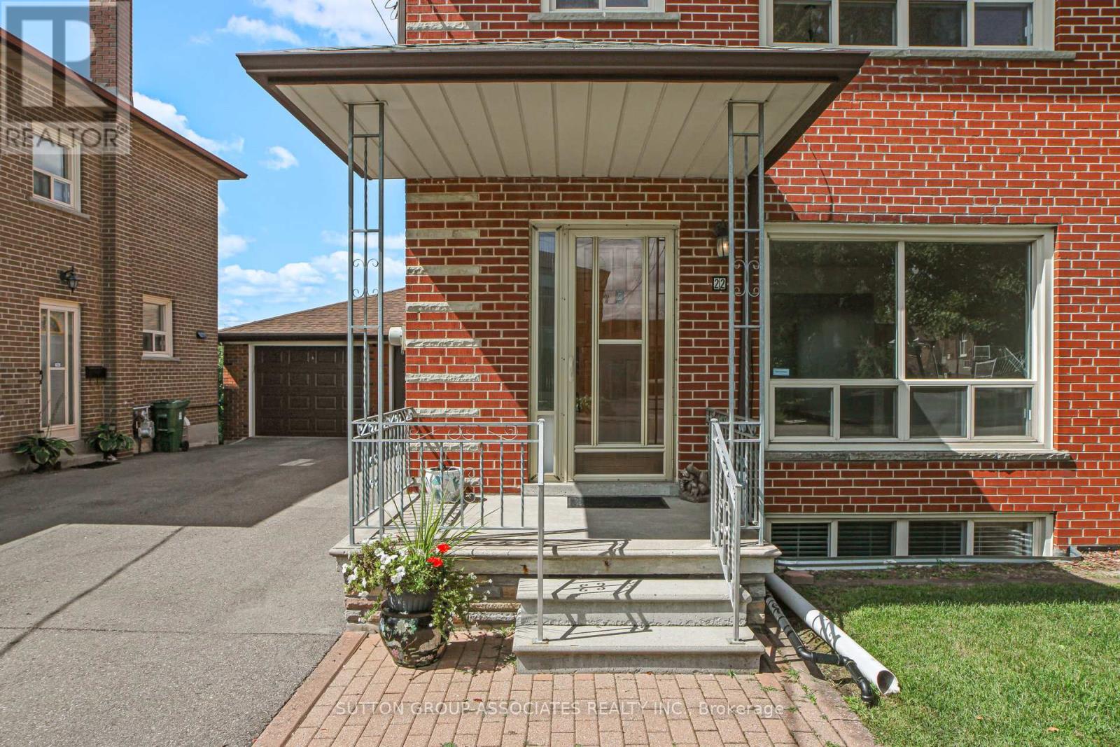 22 Woodenhill Court, Toronto, Ontario  M6M 1K9 - Photo 2 - W12376984