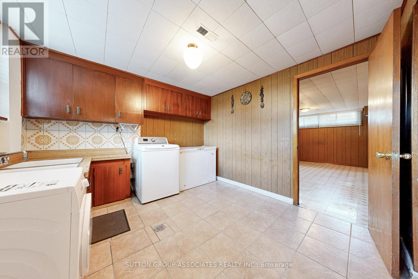 22 Woodenhill Court, Toronto, Ontario  M6M 1K9 - Photo 25 - W12376984