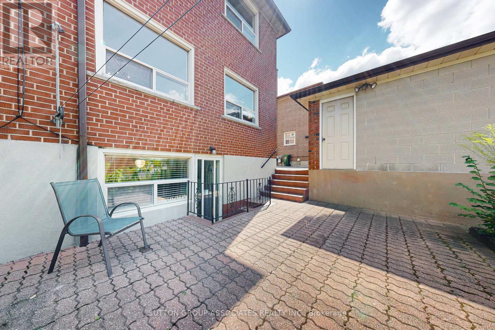 22 Woodenhill Court, Toronto, Ontario  M6M 1K9 - Photo 29 - W12376984