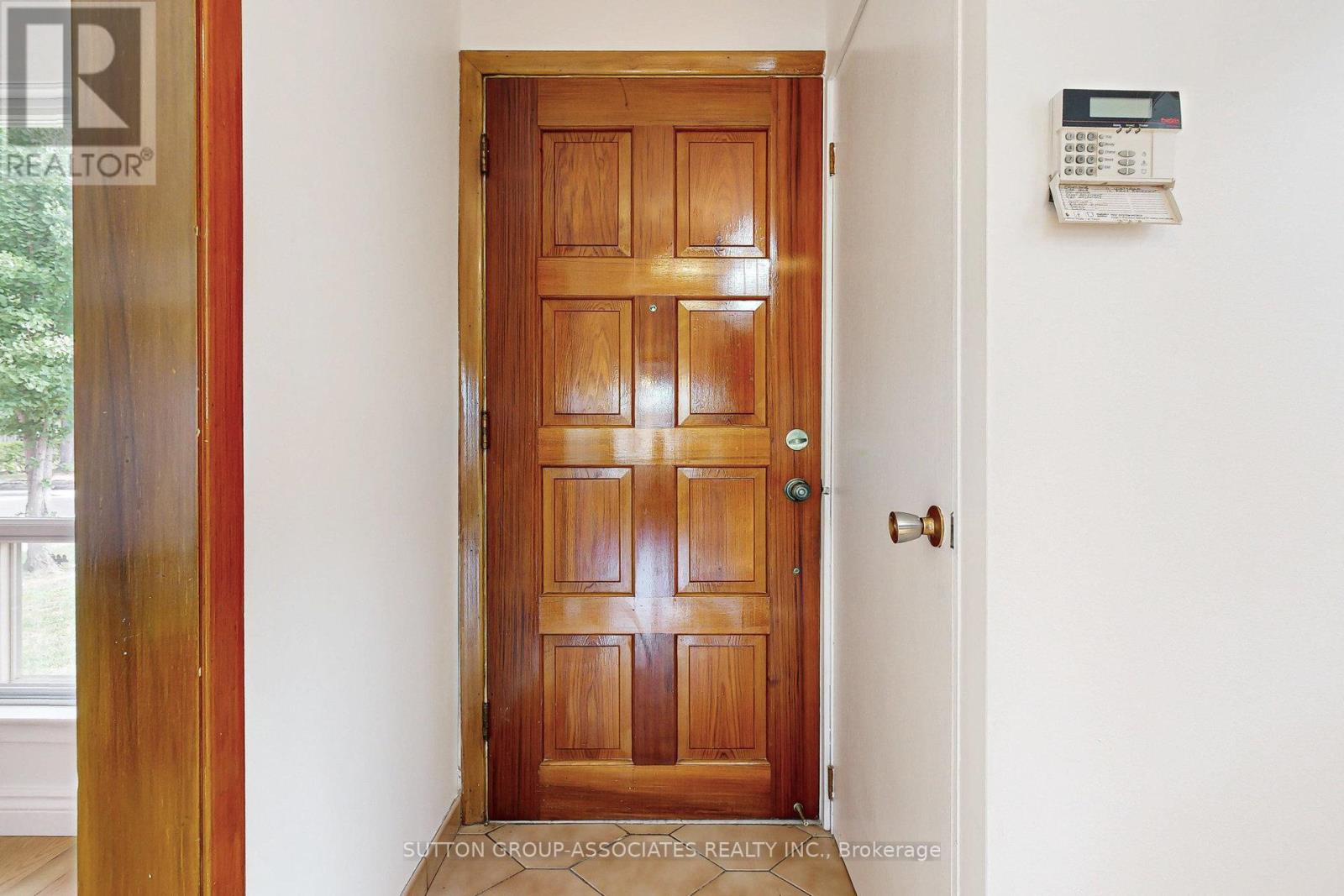 22 Woodenhill Court, Toronto, Ontario  M6M 1K9 - Photo 3 - W12376984