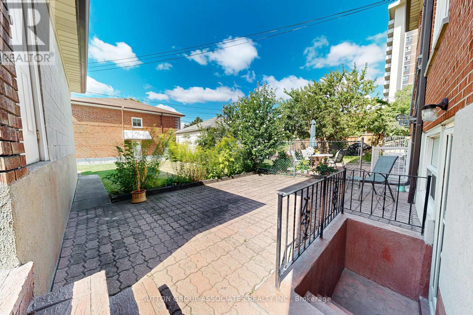 22 Woodenhill Court, Toronto, Ontario  M6M 1K9 - Photo 30 - W12376984