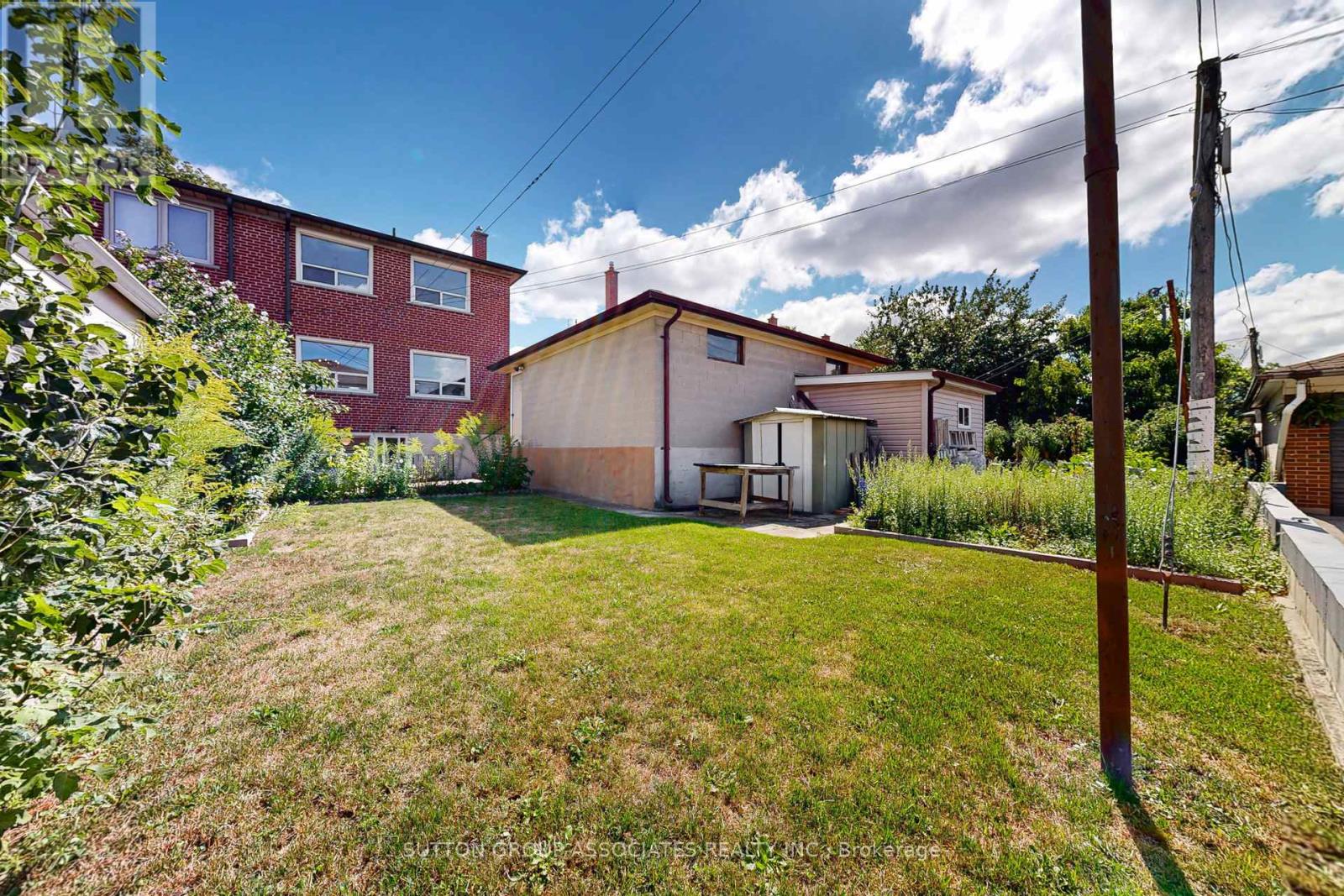 22 Woodenhill Court, Toronto, Ontario  M6M 1K9 - Photo 31 - W12376984