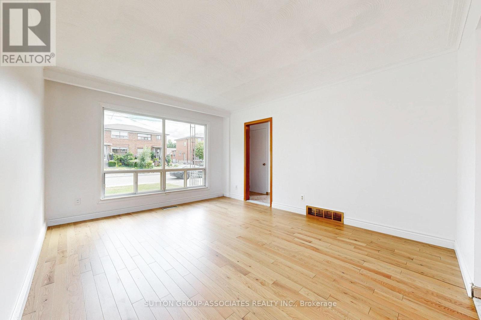 22 Woodenhill Court, Toronto, Ontario  M6M 1K9 - Photo 7 - W12376984