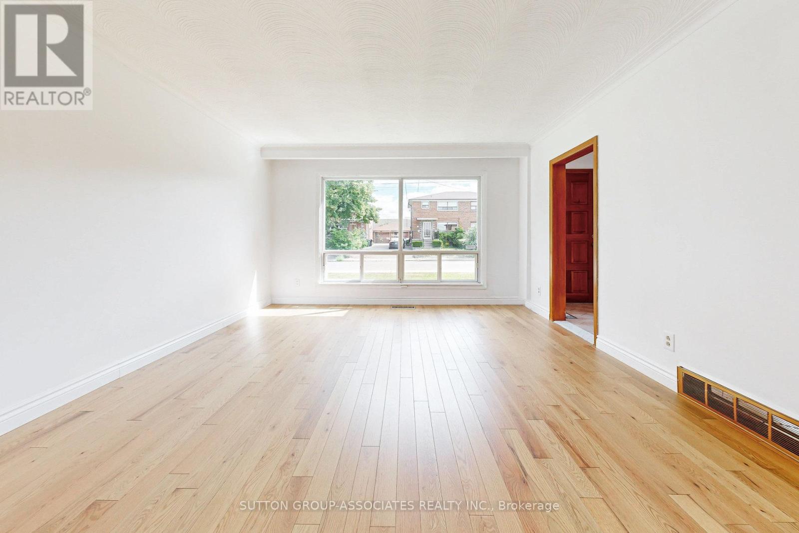 22 Woodenhill Court, Toronto, Ontario  M6M 1K9 - Photo 8 - W12376984