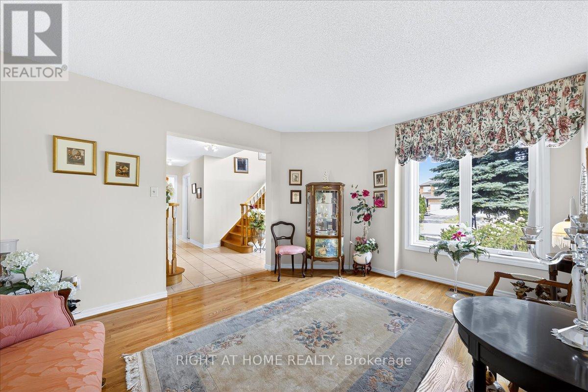 956 Winterton Way, Mississauga, Ontario  L5V 1M6 - Photo 11 - W12377057