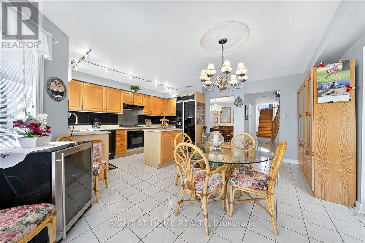 956 Winterton Way, Mississauga, Ontario  L5V 1M6 - Photo 21 - W12377057