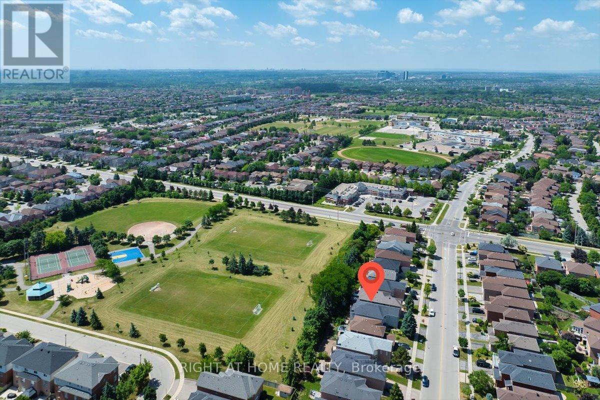 956 Winterton Way, Mississauga, Ontario  L5V 1M6 - Photo 3 - W12377057