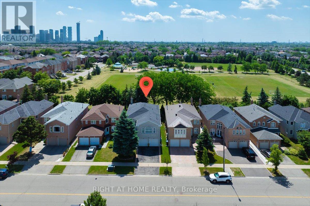 956 Winterton Way, Mississauga, Ontario  L5V 1M6 - Photo 4 - W12377057