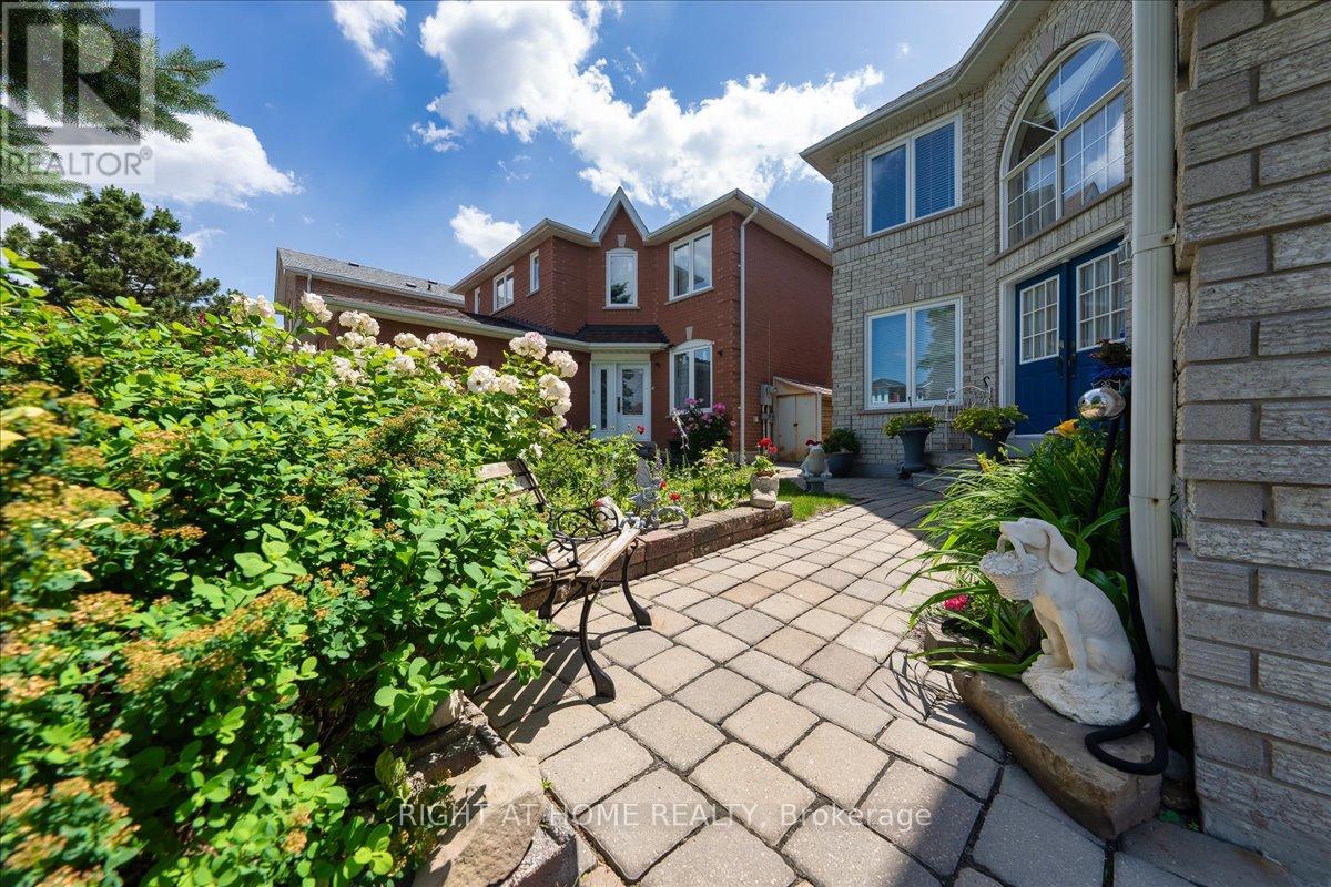 956 Winterton Way, Mississauga, Ontario  L5V 1M6 - Photo 6 - W12377057