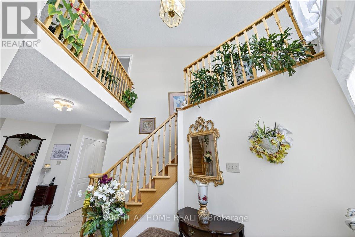 956 Winterton Way, Mississauga, Ontario  L5V 1M6 - Photo 8 - W12377057