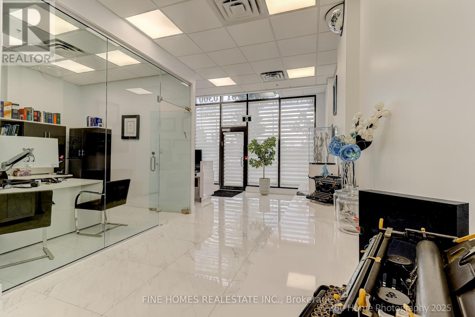 1 De Boers Drive, Toronto, Ontario  M3J 0G6 - Photo 11 - W12377058
