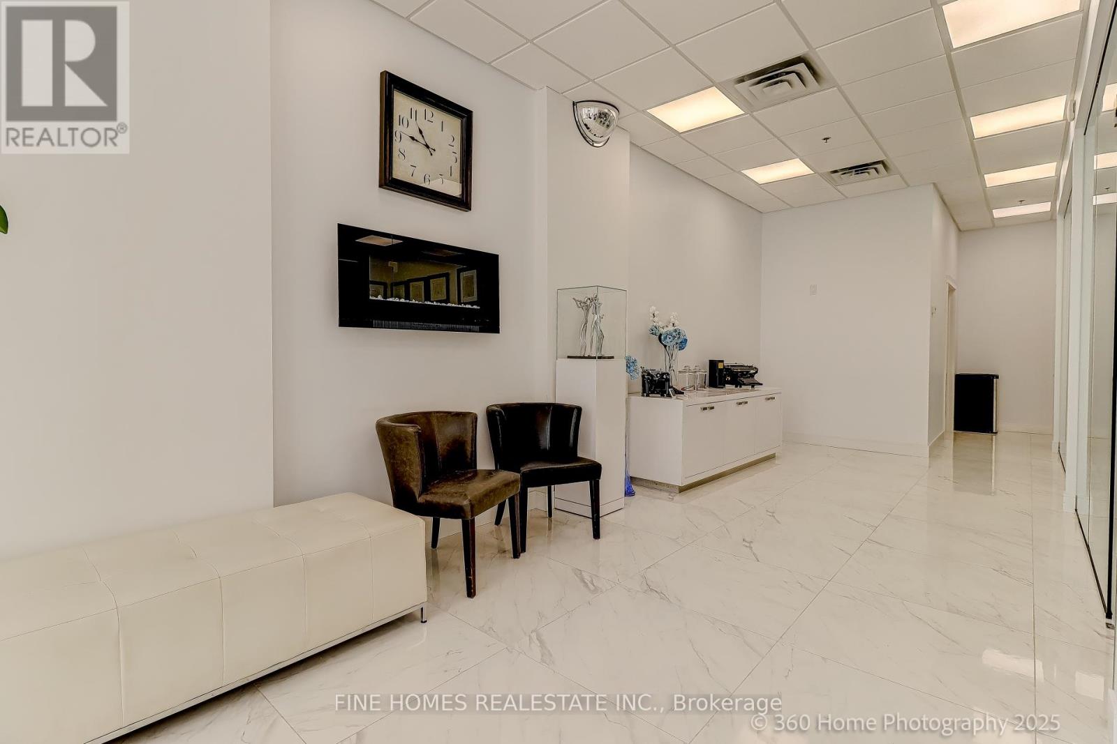 1 De Boers Drive, Toronto, Ontario  M3J 0G6 - Photo 2 - W12377058