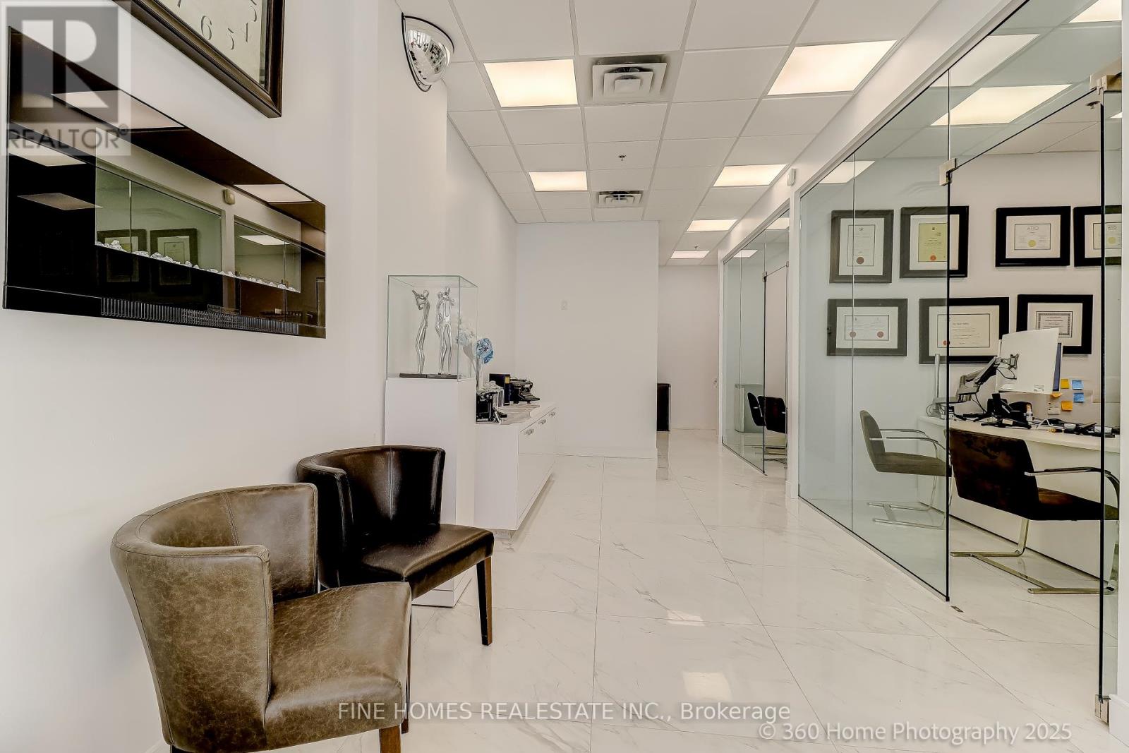 1 De Boers Drive, Toronto, Ontario  M3J 0G6 - Photo 3 - W12377058