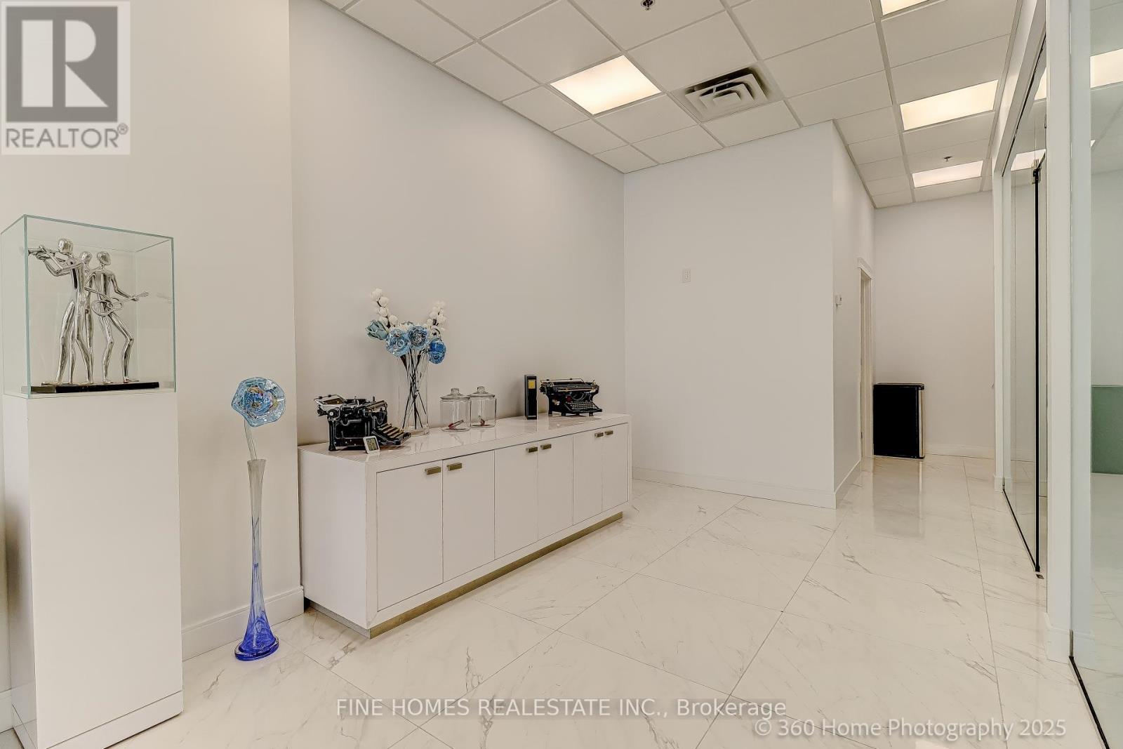 1 De Boers Drive, Toronto, Ontario  M3J 0G6 - Photo 4 - W12377058